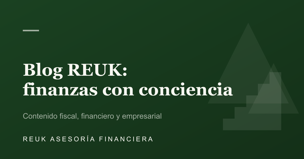 Médico independiente revisando la facturación de su consultorio para decidir entre honorarios y RESICO