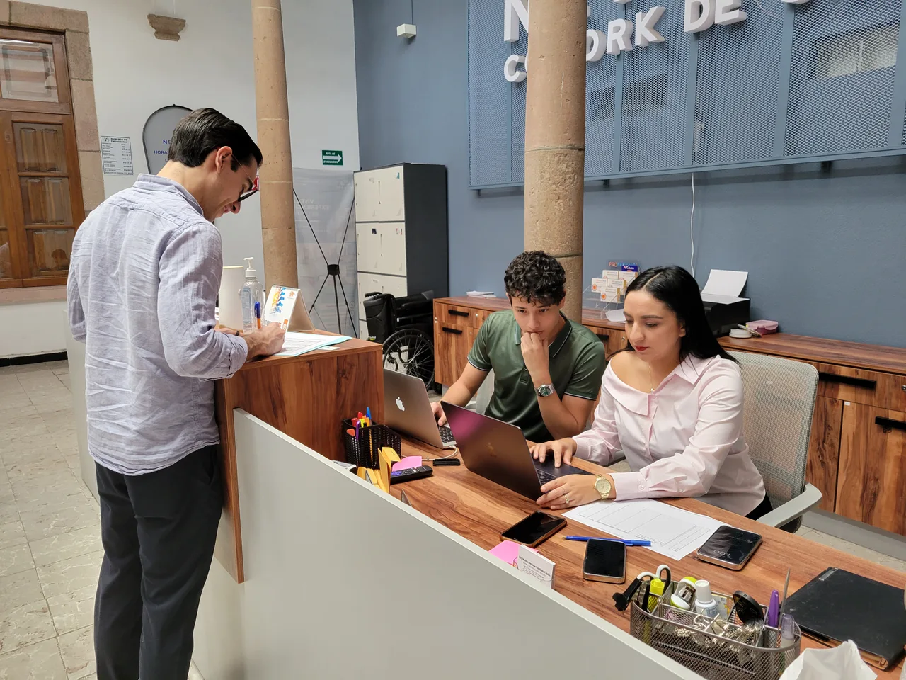 Equipo de trabajo colaborando en una empresa