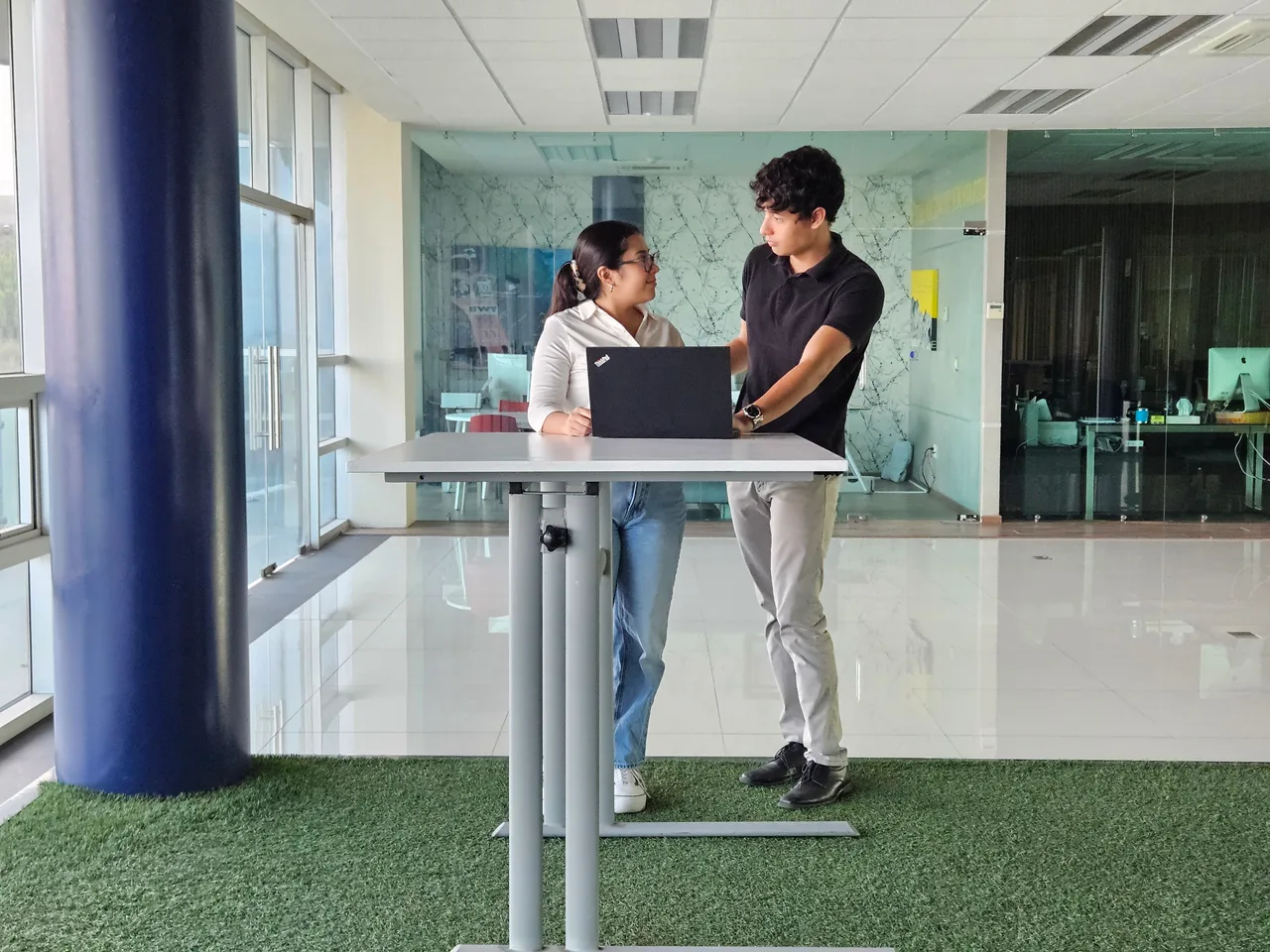Equipo de REUK Asesoría Financiera analizando los números y las metas de un cliente