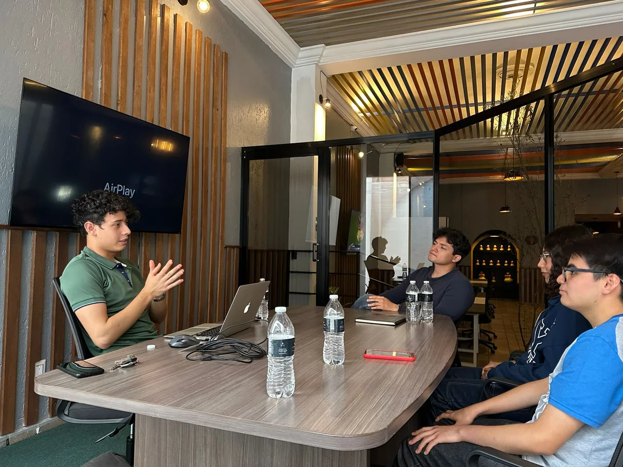 Reunión de asesoría financiera empresarial en oficina